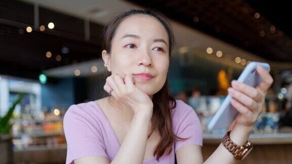 周末一名亚洲女性在咖啡馆对着镜头微笑