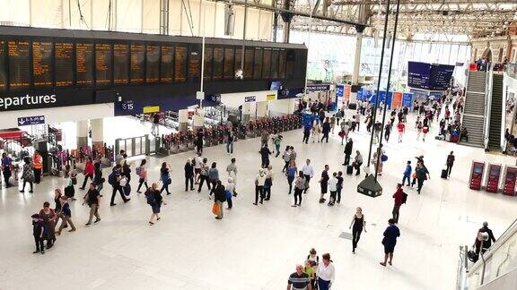 4K滑铁卢伦敦地铁和商务办公室乘客在高峰期英国英国
