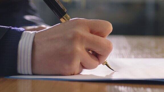 特写手握笔和签署文件