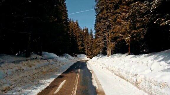 汽车在冬季的山路上行驶