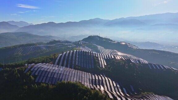 山顶太阳能光伏板的航拍照片