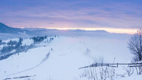 山峰上的雪被风吹走了冬天的风景天很冷下着雪