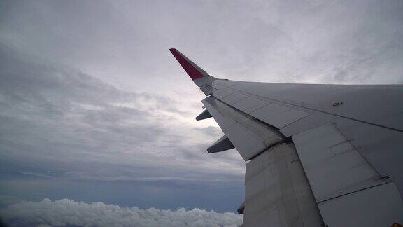 飞机在云上飞行