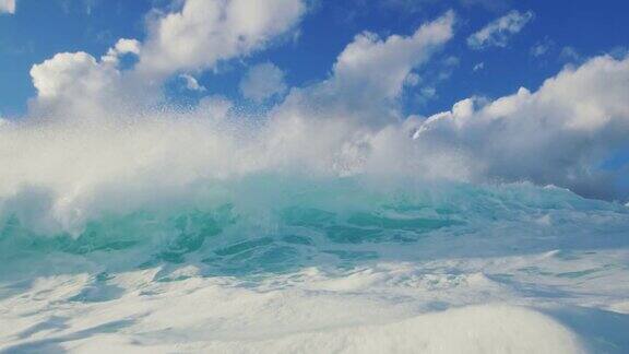 美丽的破浪与海洋泡沫