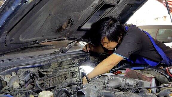技术人员正在维修汽车发动机