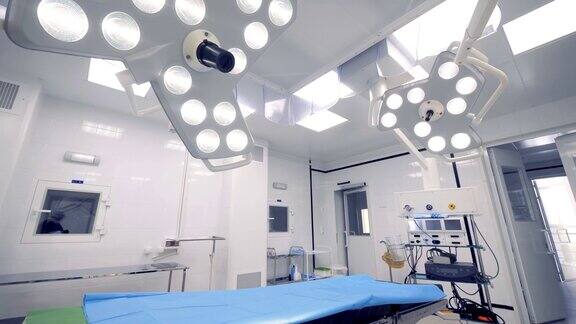 有两个手术灯的医院手术室的广角视图