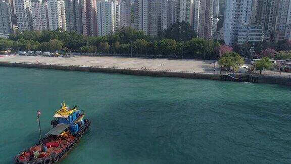 香港城市湾晴天维多利亚港游船航拍全景4k中国