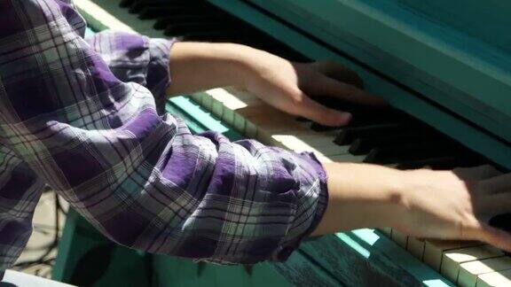 在城市的大街上弹钢琴女孩在弹钢琴
