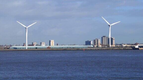 位于利物浦默西河北岸的两台风力涡轮机