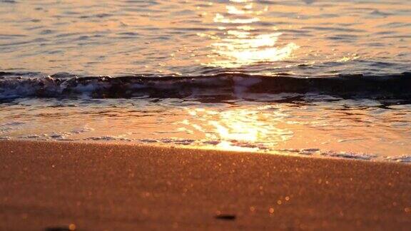 美丽的海浪和阳光反射