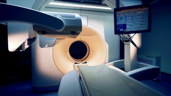 在一间黑暗的病房里安装了ct扫描仪CT或MRI扫描仪