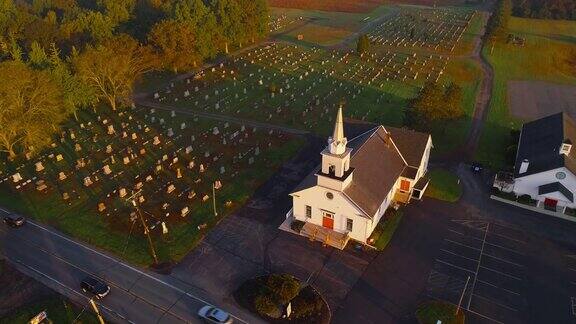 日出时去教堂和墓地BrodheadsvillePoconos地区宾夕法尼亚州无人机视频与向前和倾斜的摄像机运动
