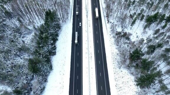 高速公路穿过雪域森林景观从上面看到