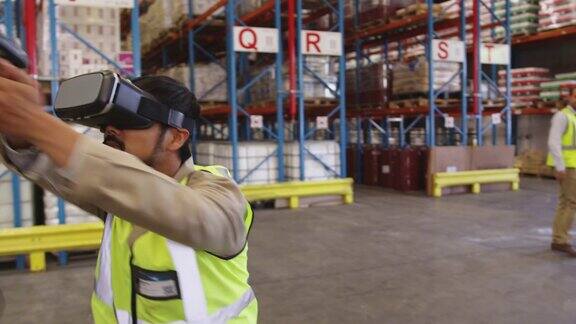 男性仓库工作人员使用VR头戴和控制器在装载隔间4k