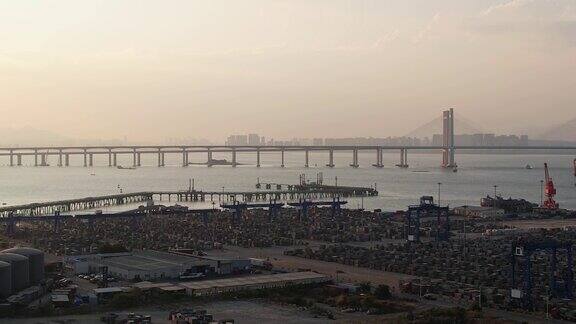 黄昏时分港口原油商业码头的鸟瞰图
