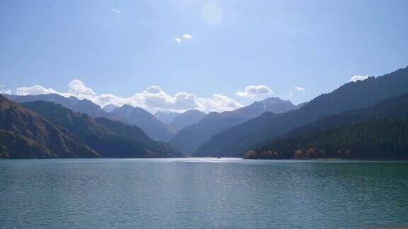 中国新疆天山天湖的自然景观