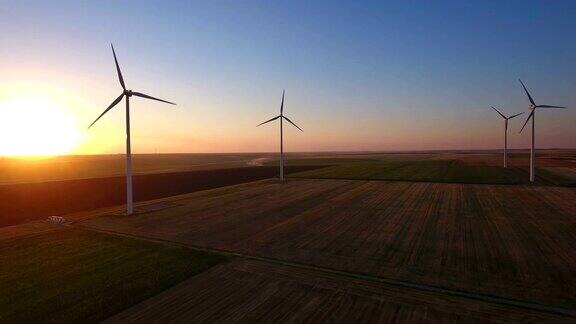 鸟瞰图的大型风力涡轮机在风力农场在日落