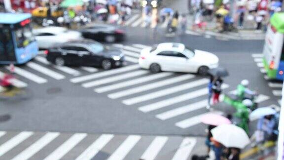 行人和汽车在人行道上散焦的时间流逝