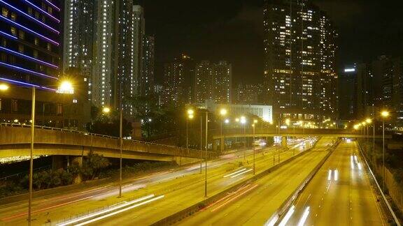 香港市中心夜间的交通状况