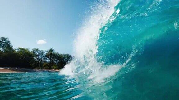 美丽的蓝色海浪打破在慢镜头