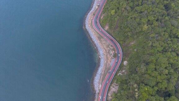 沿着岛屿的道路鸟瞰图