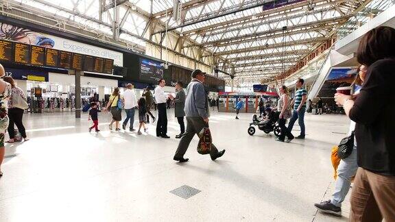 4K伦敦地铁车站乘客高峰期滑铁卢英国英国