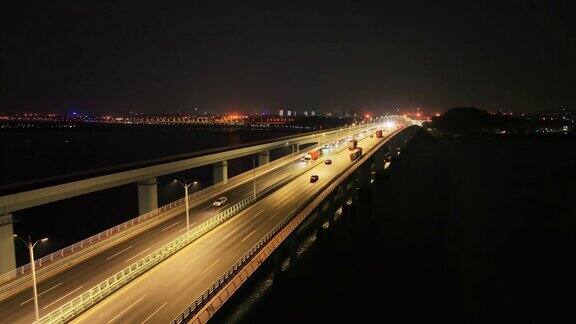 夜间的交通桥梁