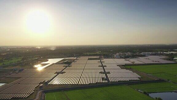日落中的太阳能农场