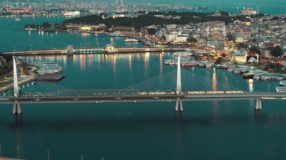 地铁穿过大桥-鸟瞰图的金角伊斯坦布尔金角地铁桥和加拉塔桥-4K无人机拍摄