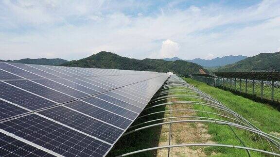 无人机透视农场上的太阳能电池板