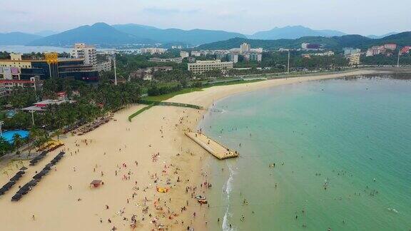 阳光明媚的一天三亚著名的大东海拥挤的海滩码头航拍全景4k海南中国