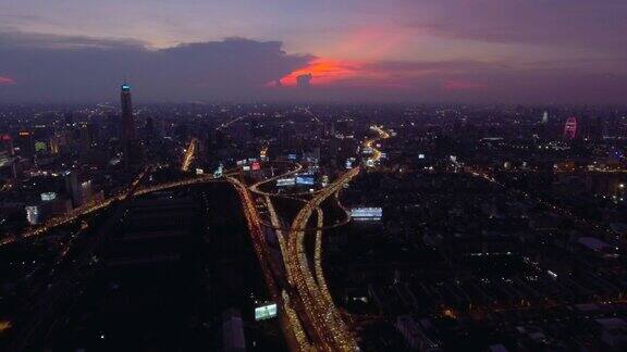 空中摄影:黄昏高峰时段的交通状况