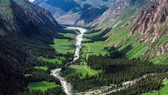 航拍新疆的河流和山景