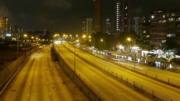 夜晚穿梭于现代城市的交通时光流逝