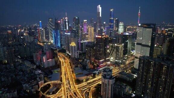 放大城市摩天大楼的夜景
