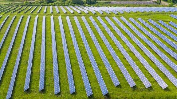 太阳能电站和太阳能电池板的航拍图