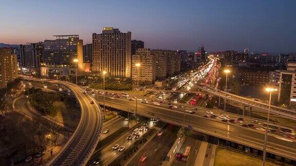 ZI高峰时段的多条高速公路和立交桥从白天到晚上中国北京