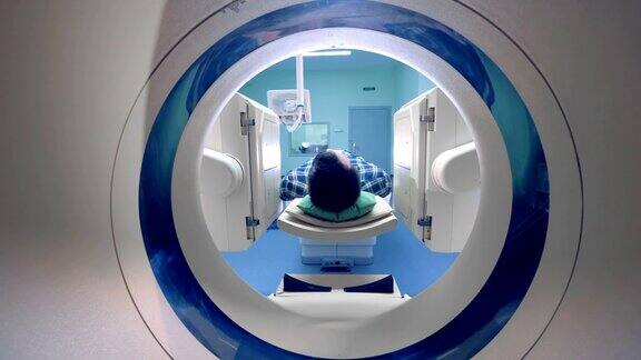 在断层扫描仪中的人断层摄影病人磁共振成像