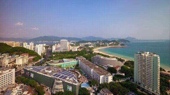阳光明媚的一天三亚著名的大东海海滩小镇屋顶全景4k时间推移海南岛中国