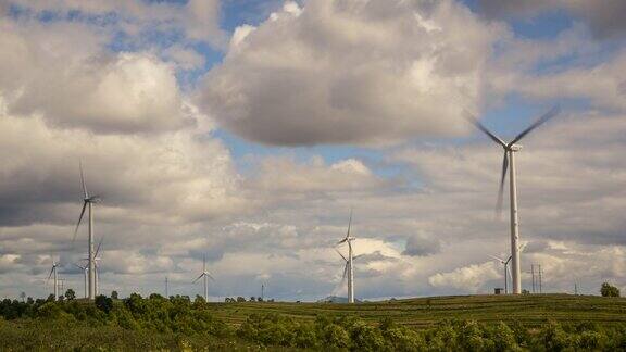 间隔拍摄草地上的风力发电机