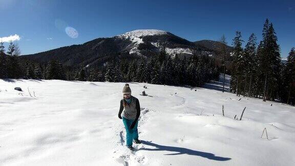 在奥地利卡林西亚的拉万塔尔阿尔卑斯山脉活跃的成年女性在沃克尔科格尔山顶附近的积雪覆盖的高山草地上徒步旅行早春徒步旅行冬季仙境阳光明媚敬畏