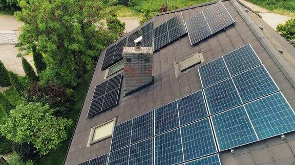 屋顶上有太阳能板鸟瞰图