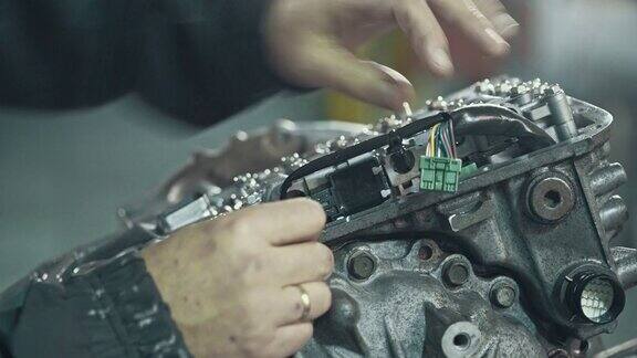 专业机械师正在修理一个CVT变速箱