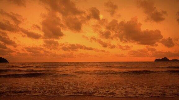 海上的红色日落红色和粉红色的天空和云彩夏日夕阳海景4k的视频