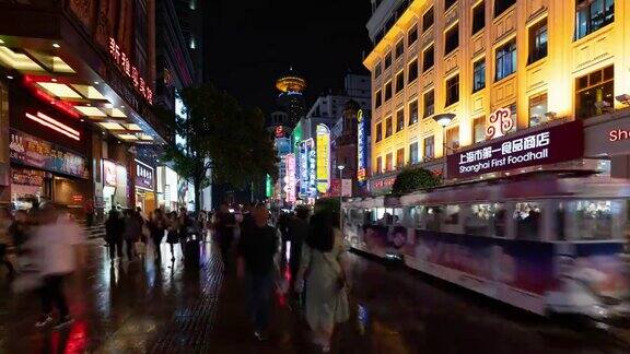 时间流逝:国庆节前的晚上游客们走在南京路购物街上