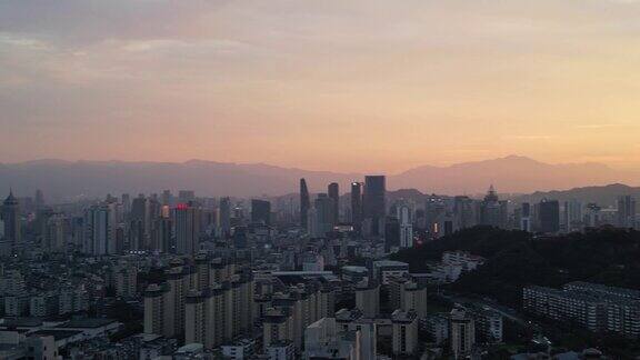 日落时城市全景的鸟瞰图