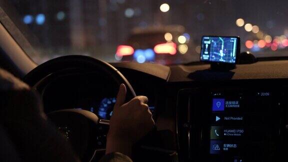 女人在晚上开车