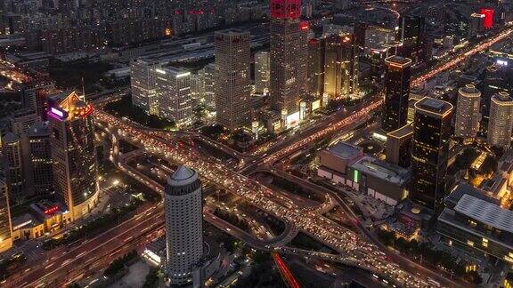 鸟瞰图美妙的城市景色和拥挤的交通白天到晚上过渡北京中国