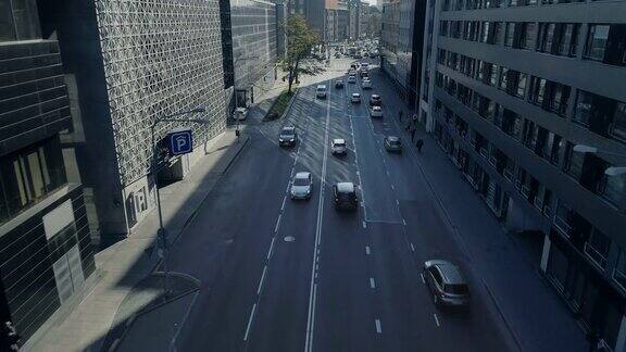 自上而下的无人机跟踪拍摄的汽车在高速公路上通过城市交通在白天
