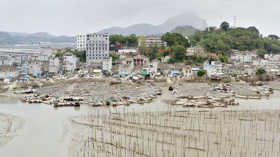 中国沿海小渔村的航拍照片